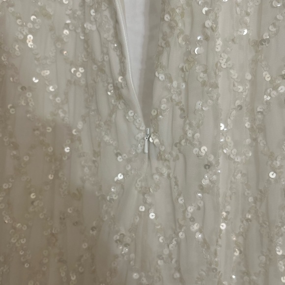 Mac Duggal Sequined Plunge Neck Sleeveless Column Gown - Picture 5 of 7